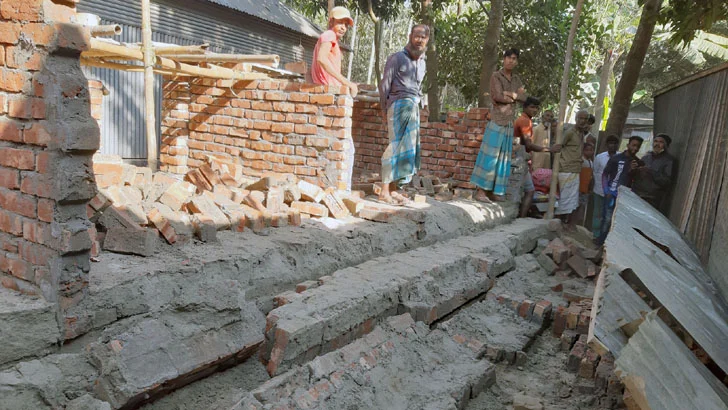 প্রধানমন্ত্রীর দেওয়া উপহারের ঘর ভেঙে পড়ল মমতাজের ওপর